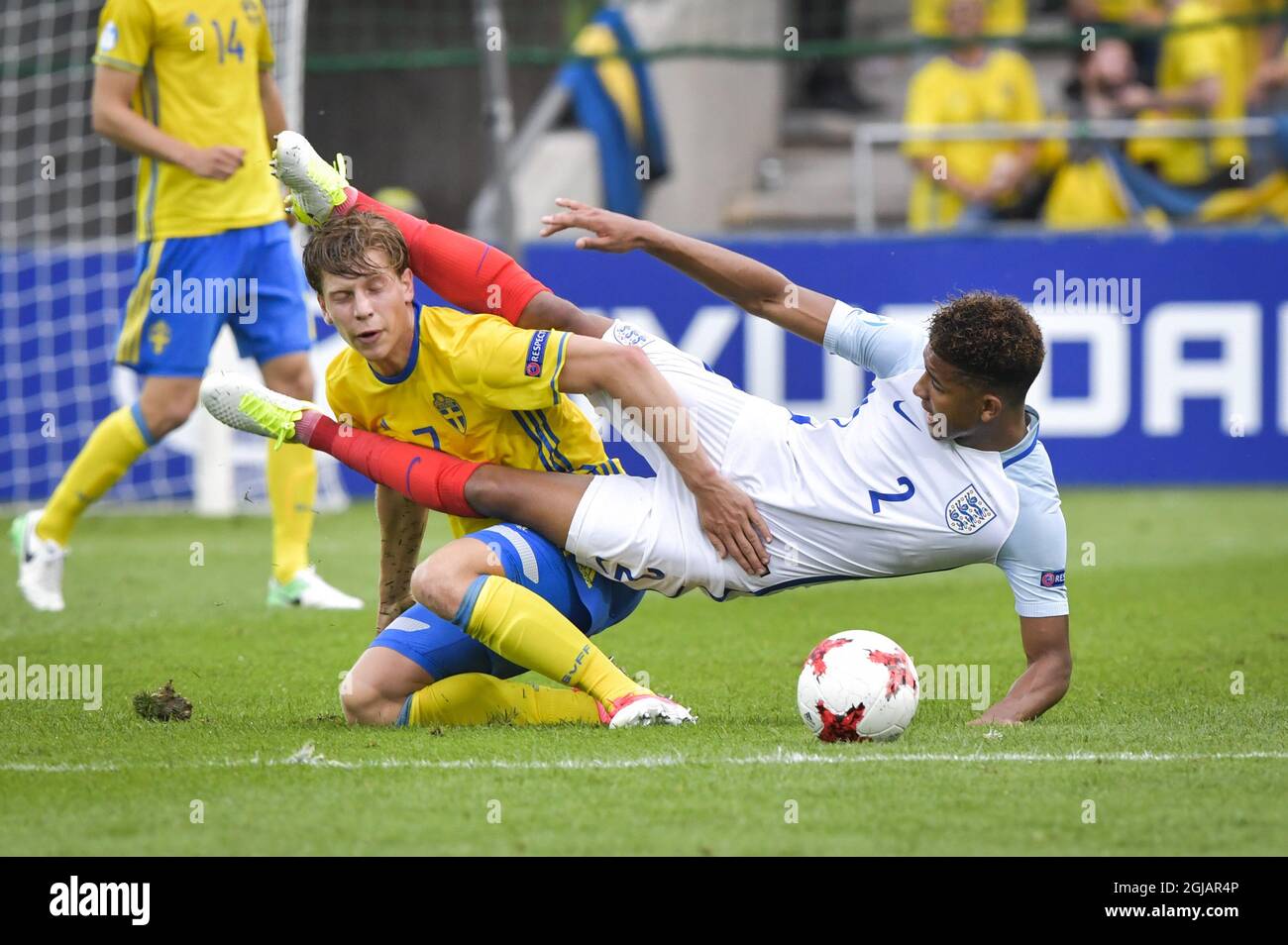 KIELCE 20160616 der Schwedische Alexander Fransson (L) kämpft mit dem englischen Mason Holgate während des UEFA-Fußballspiel der U21-Europameisterschaft Schweden gegen England in der Kolporter Arena ni Kielce um den Ball. Foto: Jonas Ekstromer / TT / Code 10030 Stockfoto