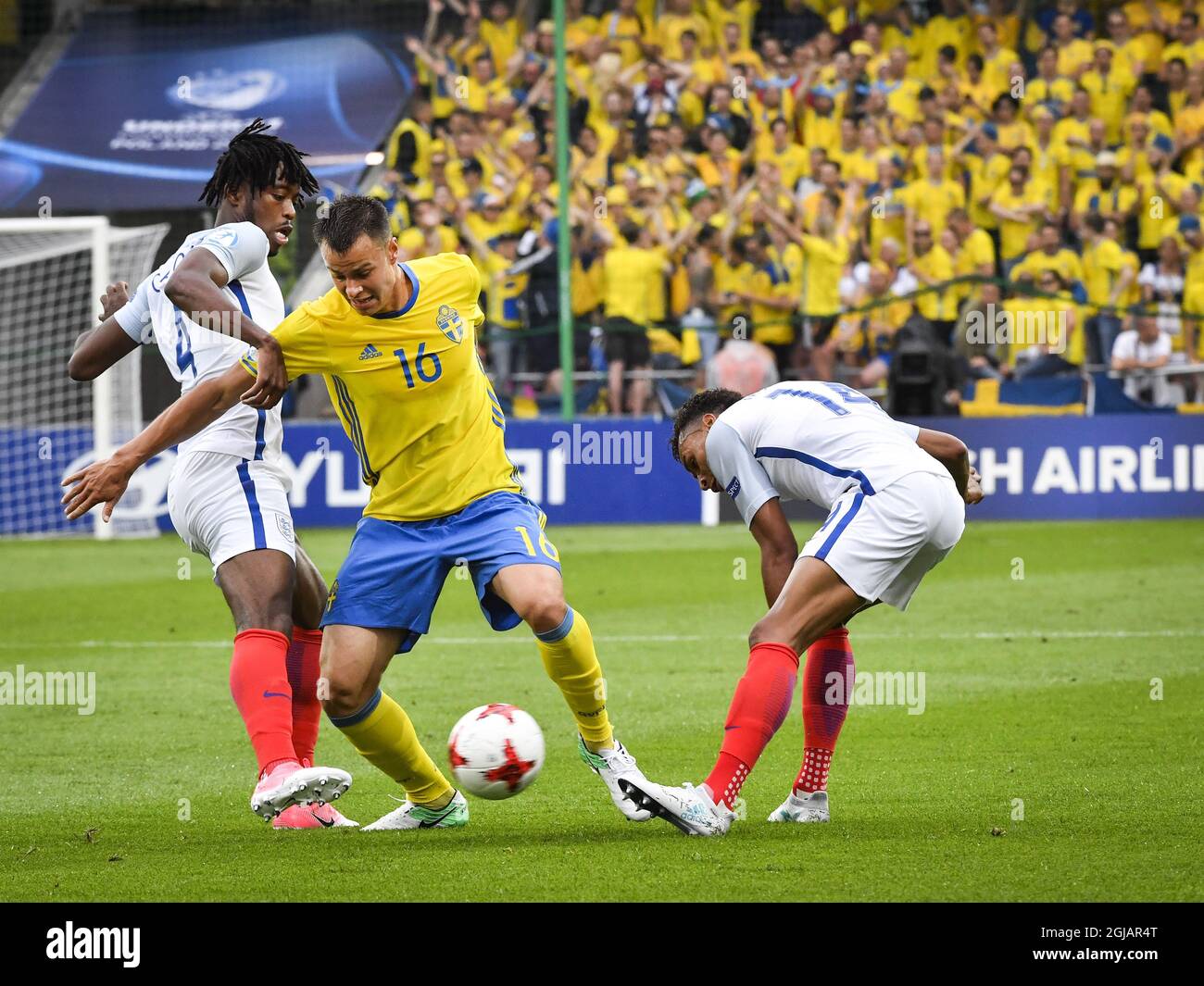 KIELCE 20160616 der Schwede Melker Hallberg (C) i kämpft mit dem englischen Nathaniel Chalobah (L) und Jacob Murphy während der Fußball-Europameisterschaft Schweden gegen England in der Kolporter Arena ni Kielce. Foto: Jonas Ekstromer / TT / Code 10030 Stockfoto