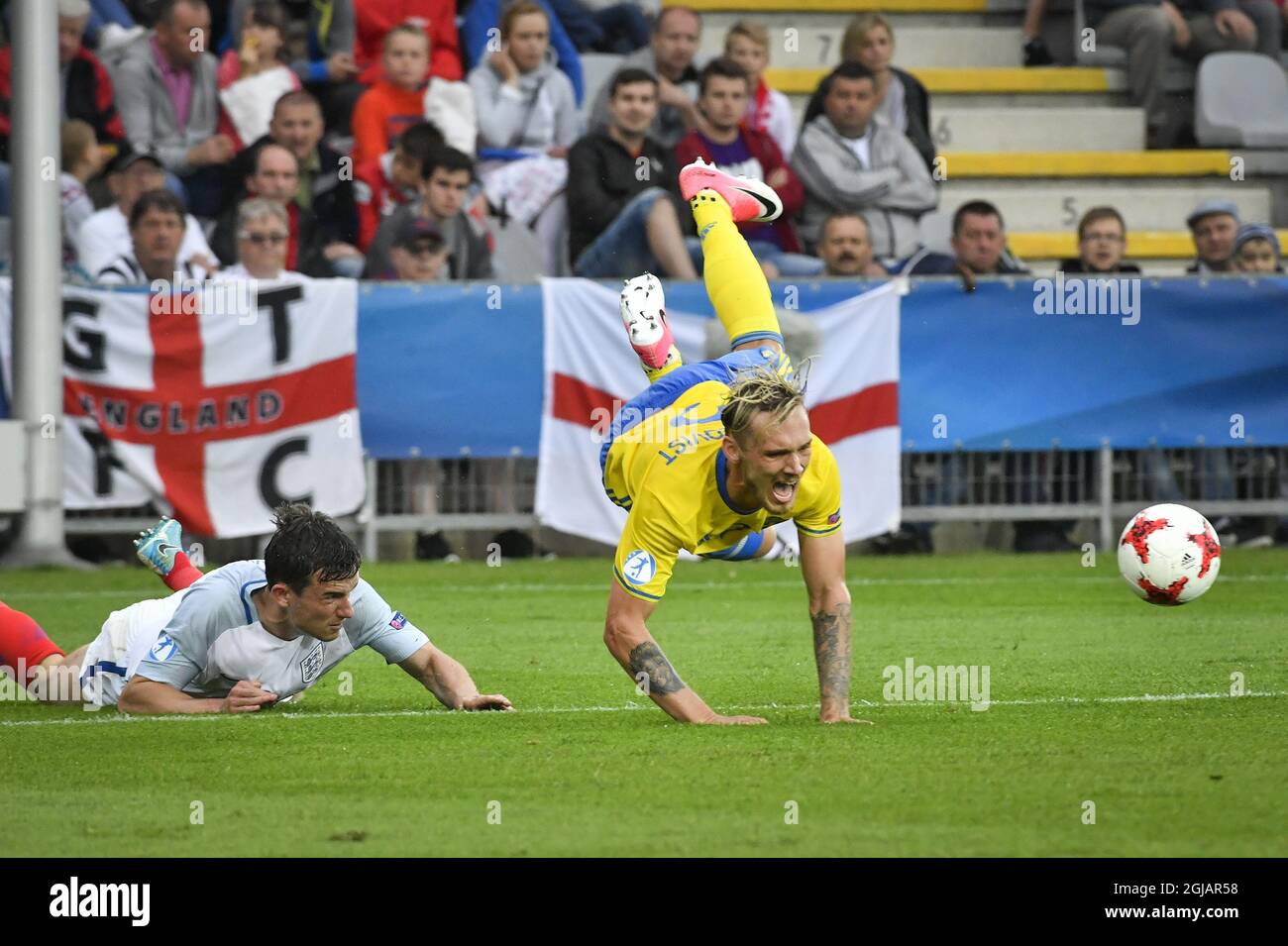 KIELCE 20160616 der schwedische Linus Wahlqvist (R) fliegt während eines Fußballspieles der UEFA-U21-Europameisterschaft Schweden gegen England in der Kolporter Arena ni Kielce über Englands Ben Chilwell (L). Foto: Jonas Ekstromer / TT / Code 10030 Stockfoto