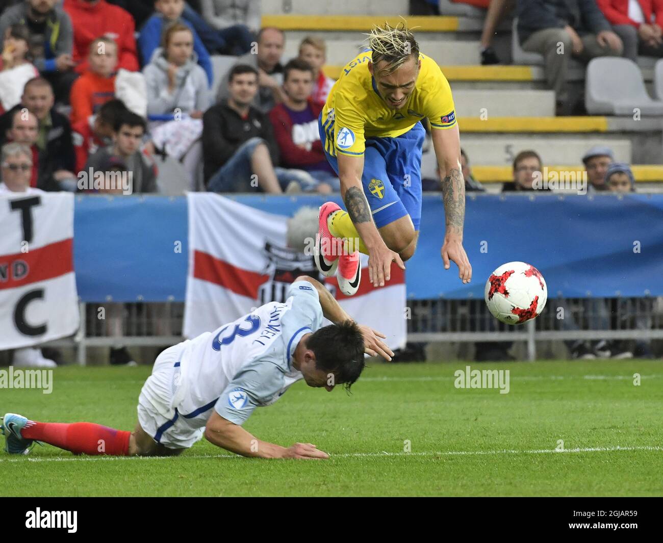 KIELCE 20160616 der schwedische Linus Wahlqvist (R) fliegt während eines Fußballspieles der UEFA-U21-Europameisterschaft Schweden gegen England in der Kolporter Arena ni Kielce über Englands Ben Chilwell (L). Foto: Jonas Ekstromer / TT / Code 10030 Stockfoto