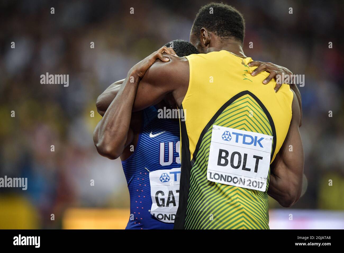 LONDON 20170805 Usain Bolt of Jamaica (R) umarmt Justin Gatlin aus den USA nach dem 100-m-Finale der Männer bei der Londoner IAAF-Weltmeisterschaft 2017 in London, Großbritannien, 05. August 2017. Foto: Jessica Gow / TT / Code 10070 Stockfoto