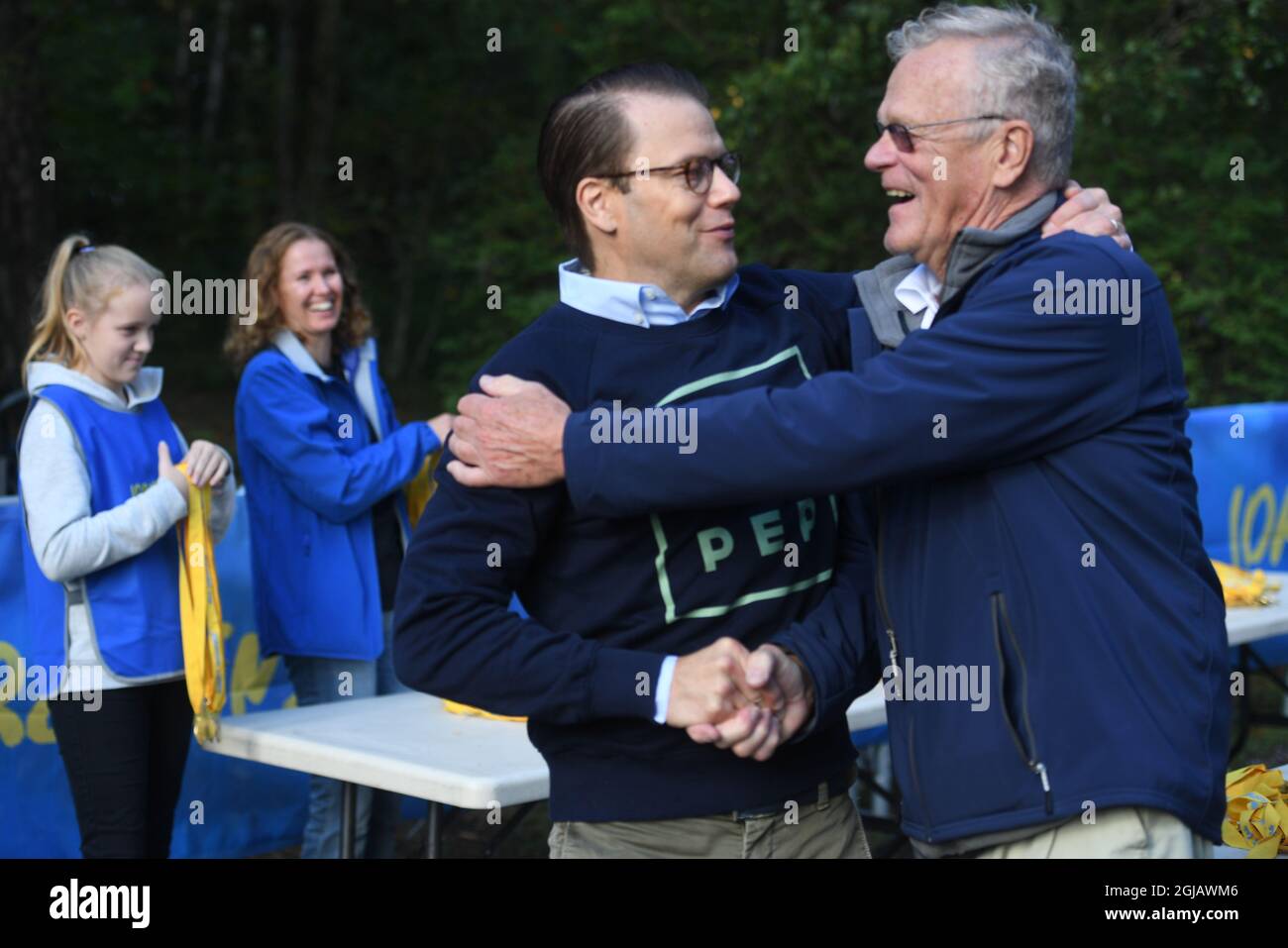 STOCKHOLM 20170910 Schwedens Prinz Daniel umarmt Bjorn Eriksson, den Vorsitzenden des Schwedischen Sportverbands, während des jährlichen „Prince Daniels Race“ in Hagaparken in Stockholm. Es wurden mehr als 1,500 Kinder erwartet, die an dem Rennen teilnehmen würden, bei dem es keine Gewinner gibt. Jeder bekommt eine Medaille. Foto: Fredrik Sandberg / TT / Code 1008 Stockfoto