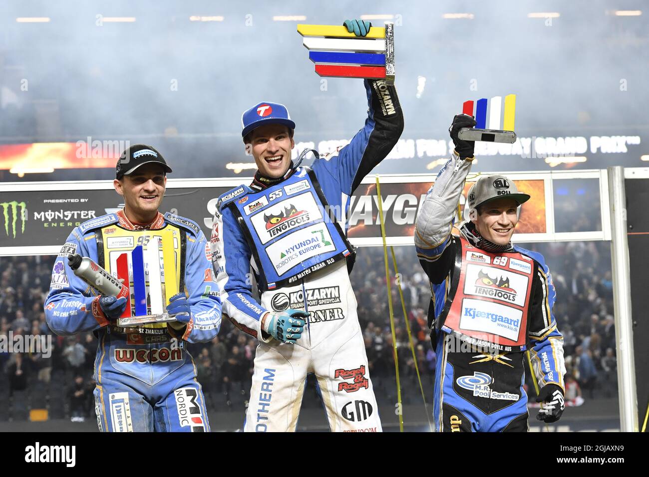 STOCKHOLM 20170923 Matej Zagar, Slowenien (C) Sieger, Bartosz Zmarzlik (L) aus Polen Zweiter Platz und Jason Doyle (R) Australien Dritter Platz auf dem Podium nach FIM Speedway Grand Prix Samstag, 23. September 2017 in der Friends Arena in Stockholm. Foto Jonas Ekstromer / TT kod 10030 Stockfoto