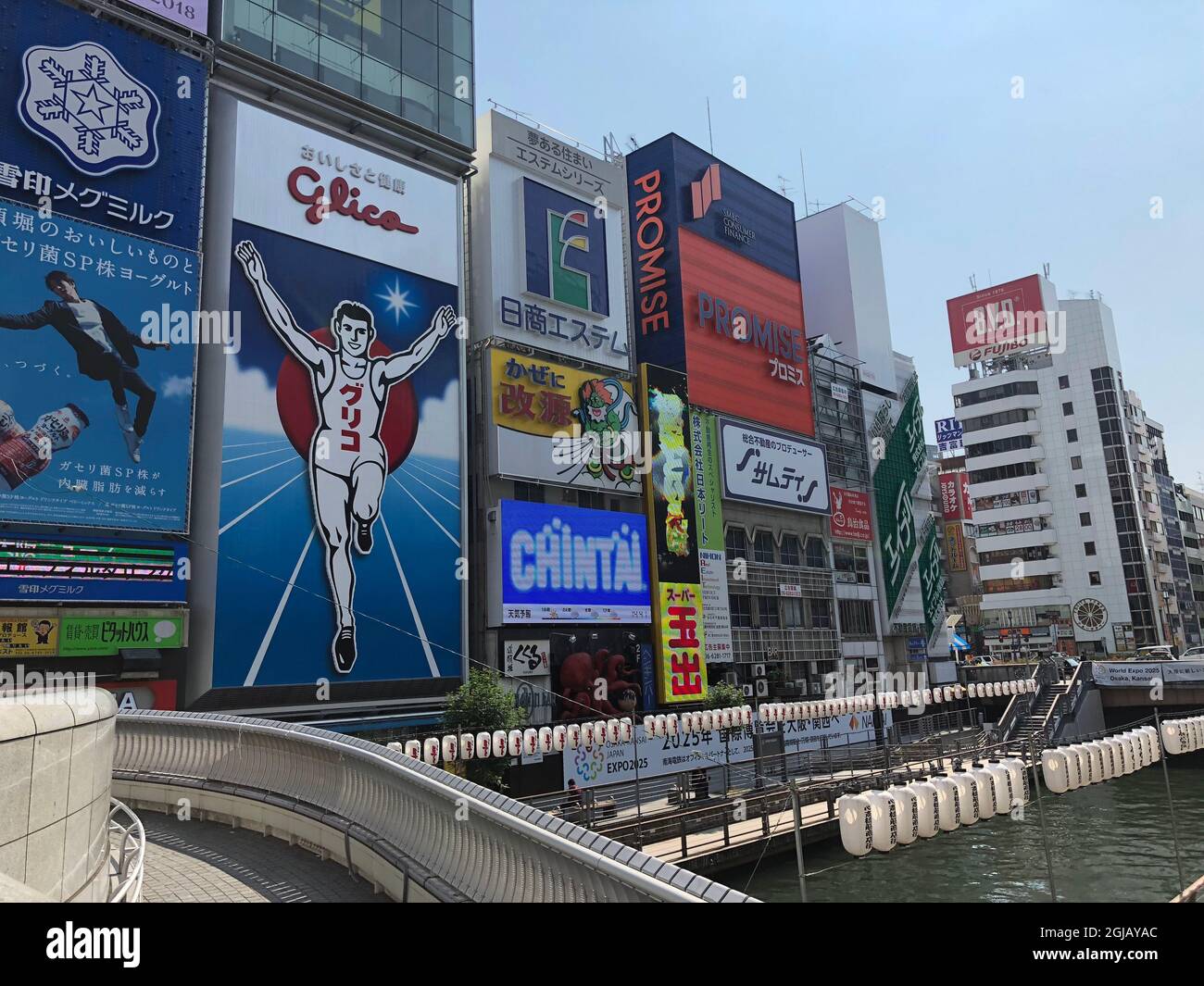 Osaka Japan Minami Namba Beruhmte Strasse Dunkle Nacht Und Beleuchtete Gelbe Papierlaternen Und Generisches Zeichen Fur Beruhmte Odensuppe Hot Pot Dish Stockfotografie Alamy