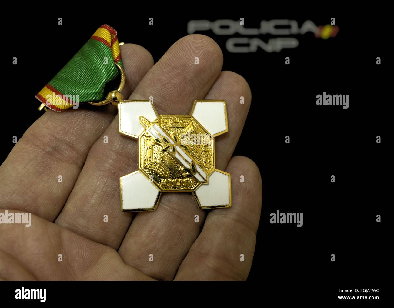 TERUEL, SPANIEN - 12. JANUAR 2021 auf schwarzem Hintergrund, Medaille der Polizei Verdienst mit weißem Abzeichen, nationale Polizei von spanien, nationale Polizei Stockfoto
