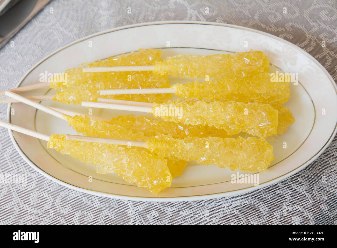 Persischer Zucker mit Safran. Essen Sie es als Süßigkeitenbar oder verwenden Sie es, um es in Ihren Tee zu mischen. Selektiver Fokus Zucker Stockfoto