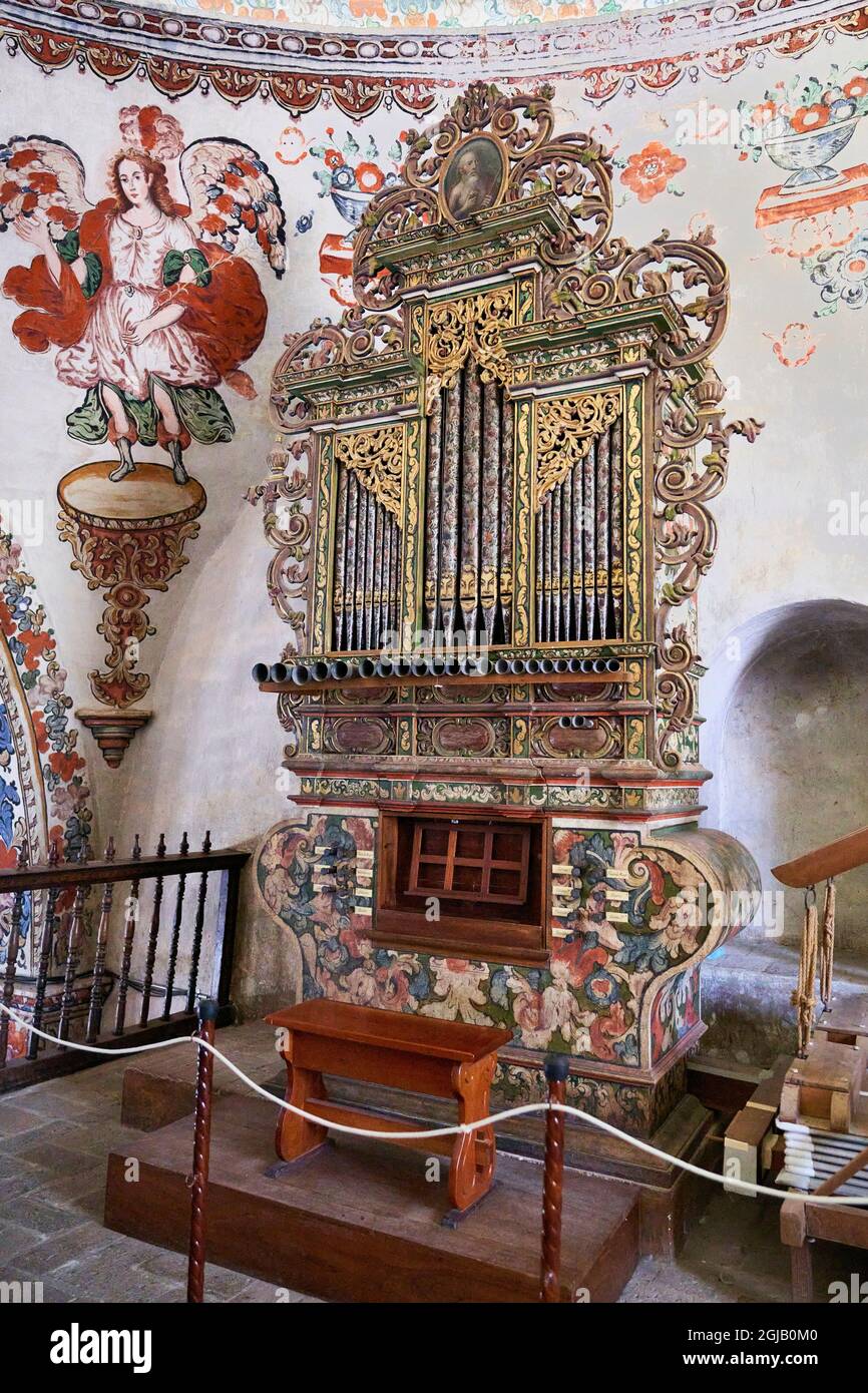 Mexiko, Tlacochahuaya. Die Kirche San Jeronimo Tlacochahuaya beherbergt eine Orgel, die zwischen 1725 und 1730 erbaut wurde. Beachten Sie die Gesichter und offenen Münder, die herum gemalt wurden Stockfoto