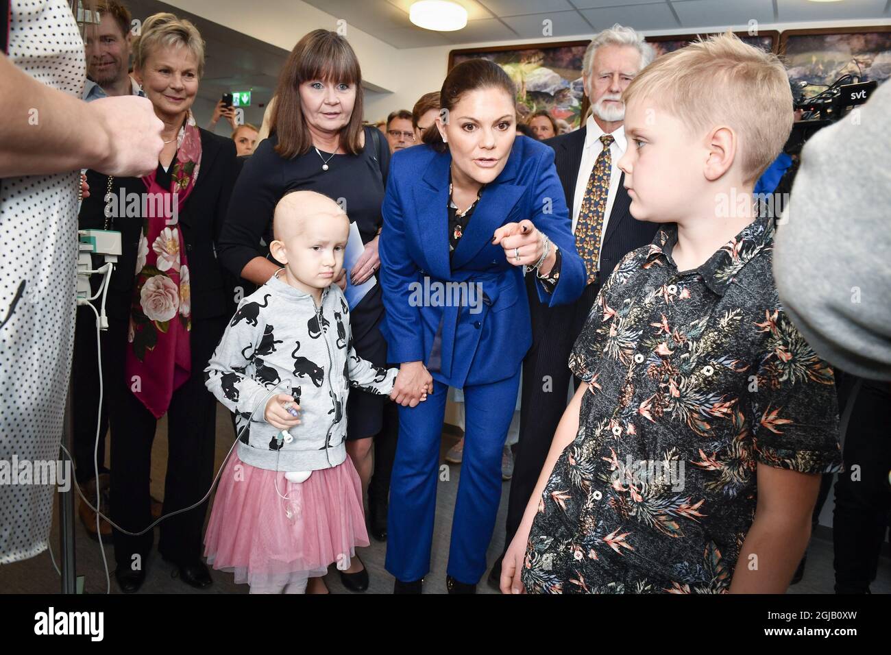 LINKOPING 2017-10-26 Kronprinzessin Victoria wird von Siri Friberg 7 und Vidar Appelqvist, 10, während der Teilnahme an einer Namenszeremonie für ein Kinderkrankenhaus am Universitätskrankenhaus in Linkoping Schweden am Donnerstag begrüßt. Der Name ist H.K.H Crown Princess Victoria's childrenâ €™s Krankenhaus. Foto: Jonas EkstrÃ¶mer / TT / kod 10030 Stockfoto