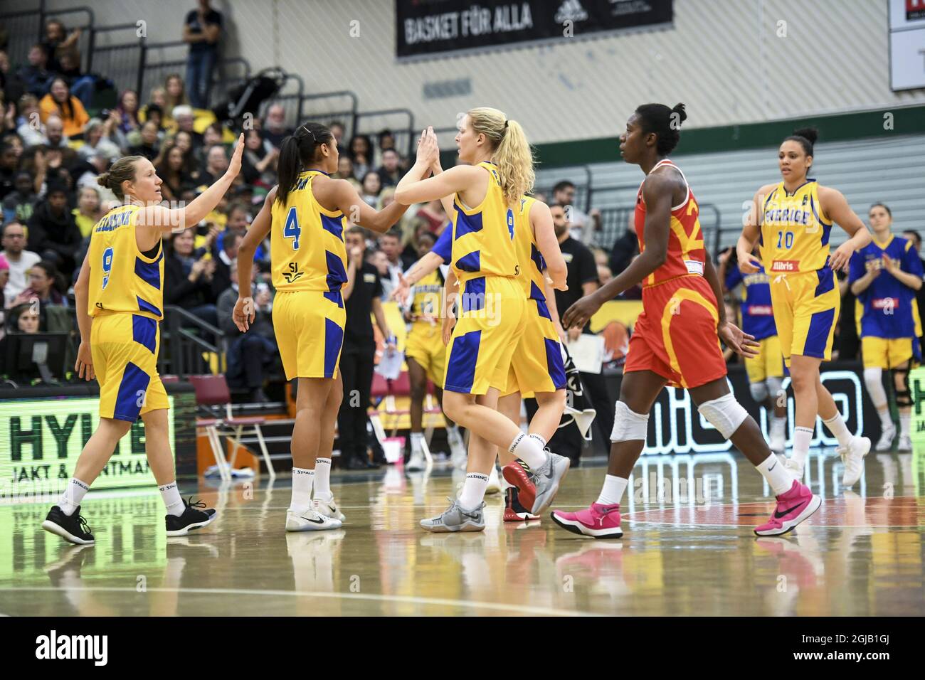 Das schwedische Team feiert, wie Mazedoniens Krisi Givens am 15. November 2017 beim FIBA EuroBasket Women Qualifikationsspiel zwischen Schweden und Mazedonien in den Taljehallen in Sodertalje, Schweden, zuschaut. Foto: Fredrik Sandberg / TT / Code 10080 Stockfoto