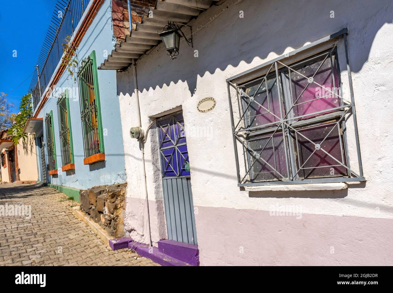 Bunte mexikanische blau, weiß, lila, grüne Straße, Oaxaca, Juarez, Mexiko. Stockfoto