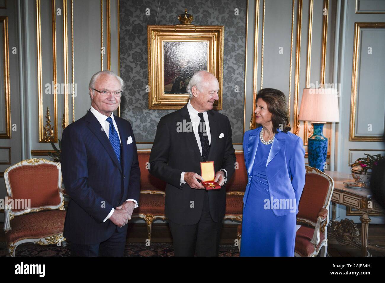 STOCKHOLM 2017-12-04 König Carl Gustaf und Königin Silvia haben am Montag im Rahmen einer Zeremonie im Königlichen Palast in Stockholm, Schweden, den Sonderbeauftragten der Vereinten Nationen für Syrien, Staffan de Mistura, mit der Prinz-Carl-Medaille für herausragende internationale humanitäre Bemühungen ausgezeichnet Foto: Pontus Lundahl / TT / kod 10050 Stockfoto