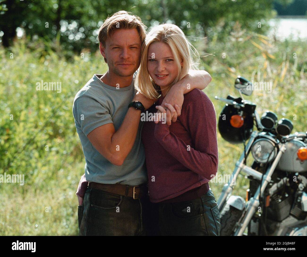 STOCKHOLM 990816 Kim Sulocki und Rebecca Ferguson während einer Fotoserie für TV 4 SOAP Nya Tider August 16,1999. ************ TV 4 gor en storsatsning ich Gastgeber pa sin nya sapagerie Nya Tider. 510 stycken halvtimmeslanga avsnitt ska spelas in. Bilden: Det unga karleksparet som Star i Centrum for handlingen spelas AV Kim Sulocki (arbetargrabben Hugo, 26) och Rebecca Ferguson (overklassflickan Anna, 16). Foto: Tobias Rostlund / TT Code: 1014 Stockfoto