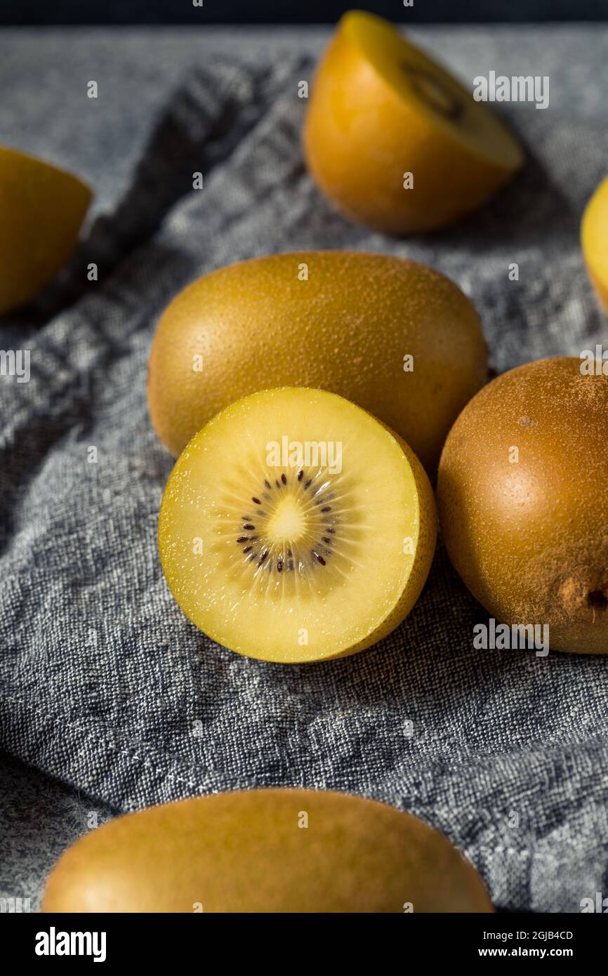 RAW Yellow Organic Golden Kiwis bereit zum Essen Stockfoto