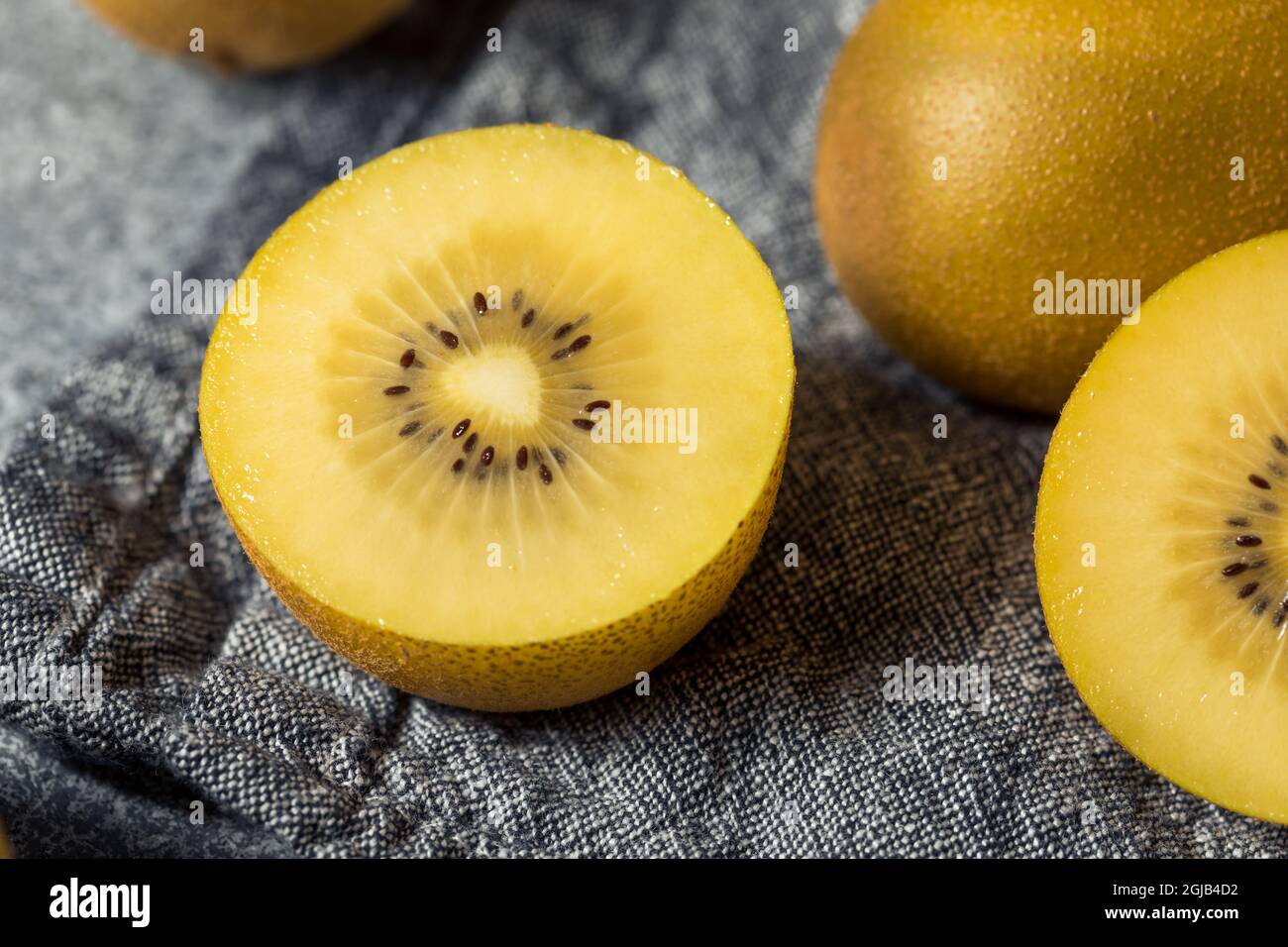 RAW Yellow Organic Golden Kiwis bereit zum Essen Stockfoto