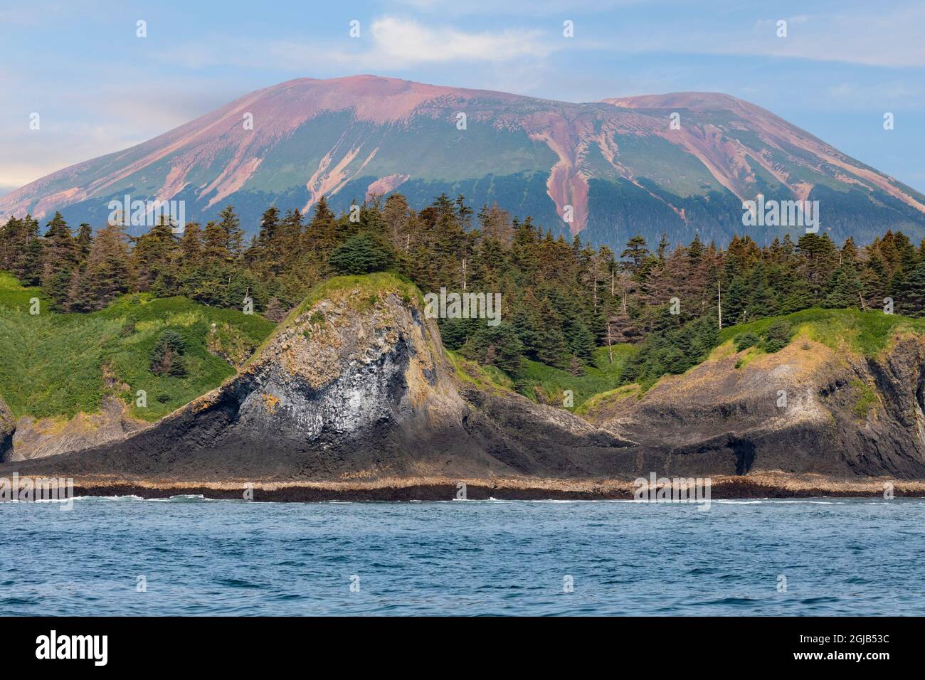 USA, Alaska, Sitka. Landschaft mit der Insel St. Lazaria und dem Mount Edgecumbe. Kredit als: Don Paulson / Jaynes Gallery / DanitaDelimont.com Stockfoto