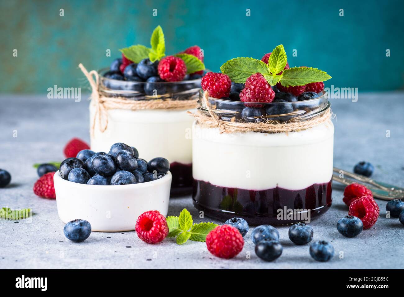 Parfait mit Rahm und frischen Beeren im Glas. Stockfoto