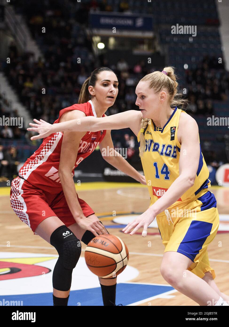 Die Kroatierin Marija Rezan und die Schwedin Louice Halvarsson während der FIBA-Qualifikation für die Frauen Eurobasket 2019 Schweden gegen Kroatien am 14. Februar 2018 in Stockholm, Schweden. Foto: Erik Simander / TT kod 11720 Stockfoto