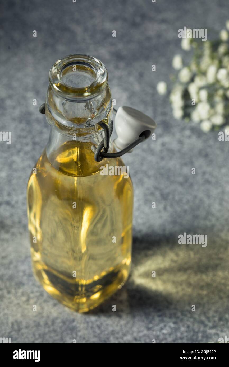 Kalter erfrischender süßer Holunderblüten einfacher Sirup in einer Flasche Stockfoto
