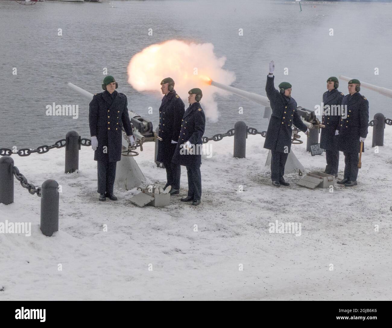 STOCKHOLM 2018-03-09 Soldaten des Amphibienkorps ehrten die neugeborene Tochter von Prinzessin Madeleine und Chris O'ineill am Freitag mit einem Gruß in der Nähe des Königspalastes in Stockholm, Schweden. Foto Leif Blom / TT kod 50080 Stockfoto