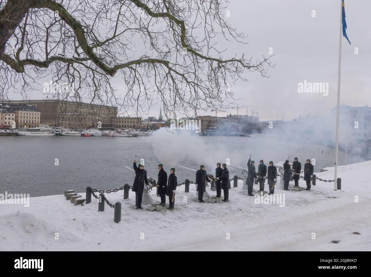 STOCKHOLM 2018-03-09 Soldaten des Amphibienkorps ehrten die neugeborene Tochter von Prinzessin Madeleine und Chris O'ineill am Freitag mit einem Gruß in der Nähe des Königspalastes in Stockholm, Schweden. Der Königspalast hinten Foto Leif Blom / TT kod 50080 Stockfoto