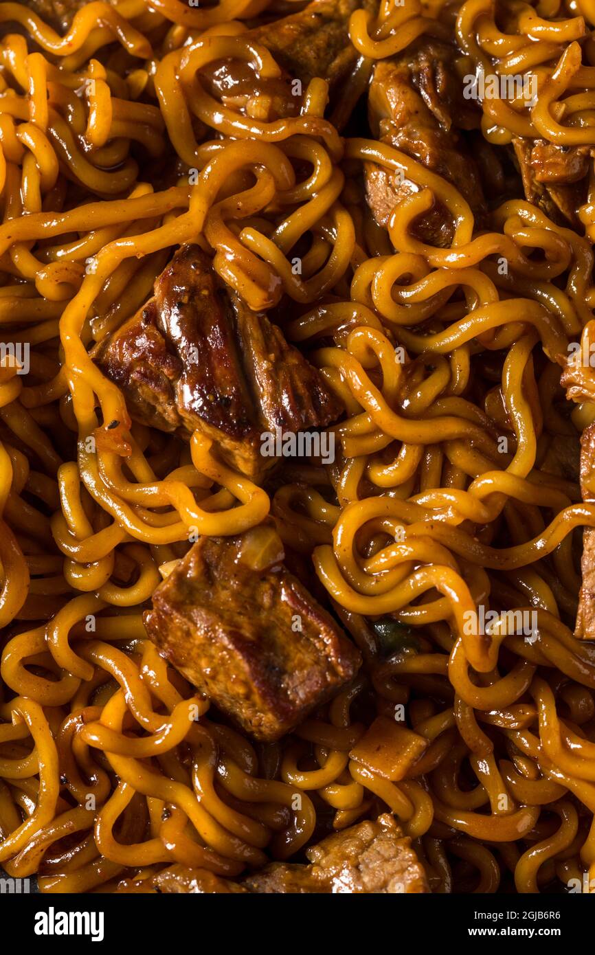 Hausgemachte trendige koreanische Jjapaguri Nudeln mit Rind und Ramen Stockfoto