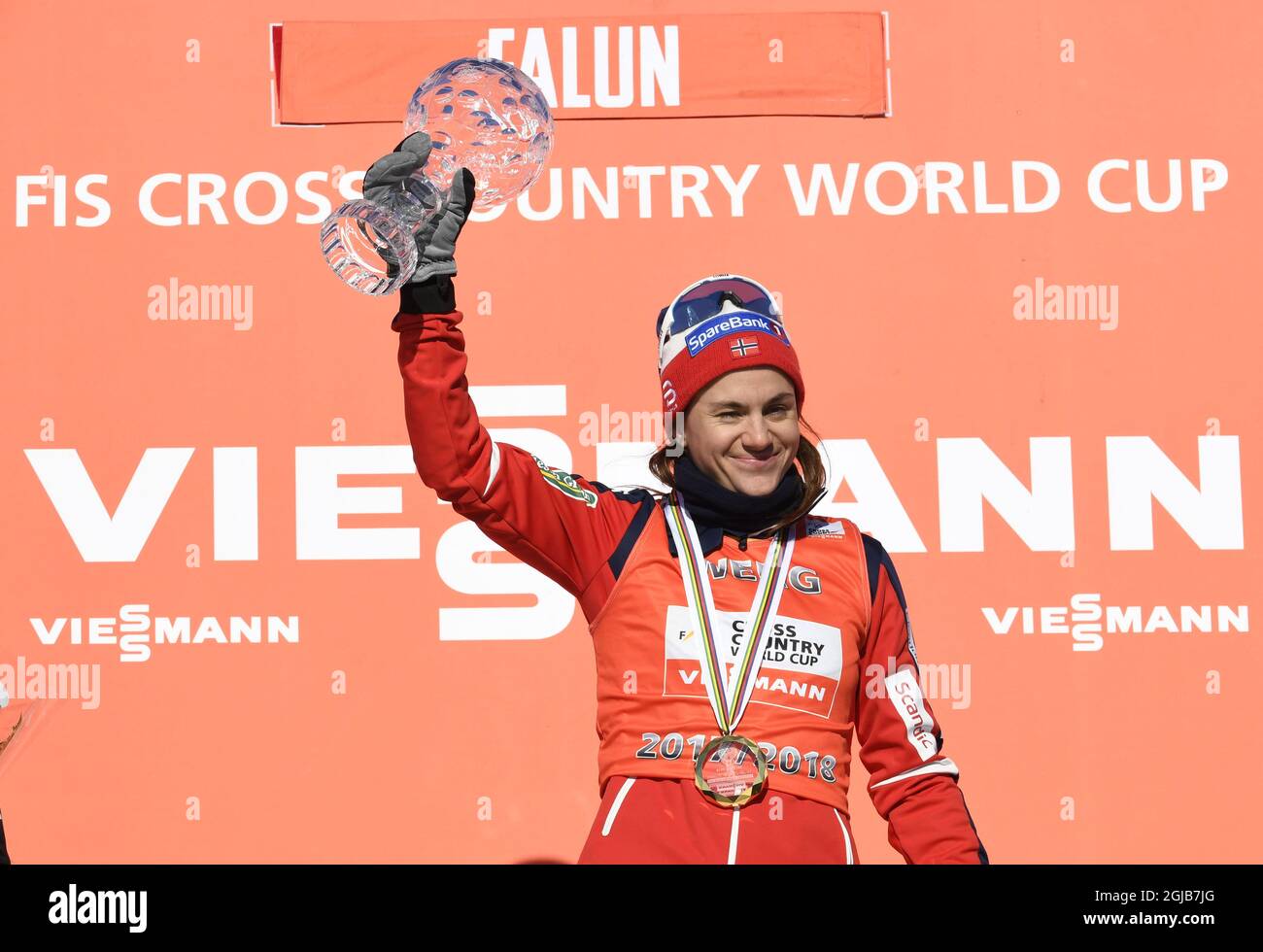 FALUN 20180318 Norwegens Heidi Weng Weltcup-Gesamtsiegerin feiert am Sonntag, den 18. März 2018, mit der Kristallkugel auf dem Podium in Falun Schweden. Foto: Ulf Palm / TT kod 9110 Stockfoto