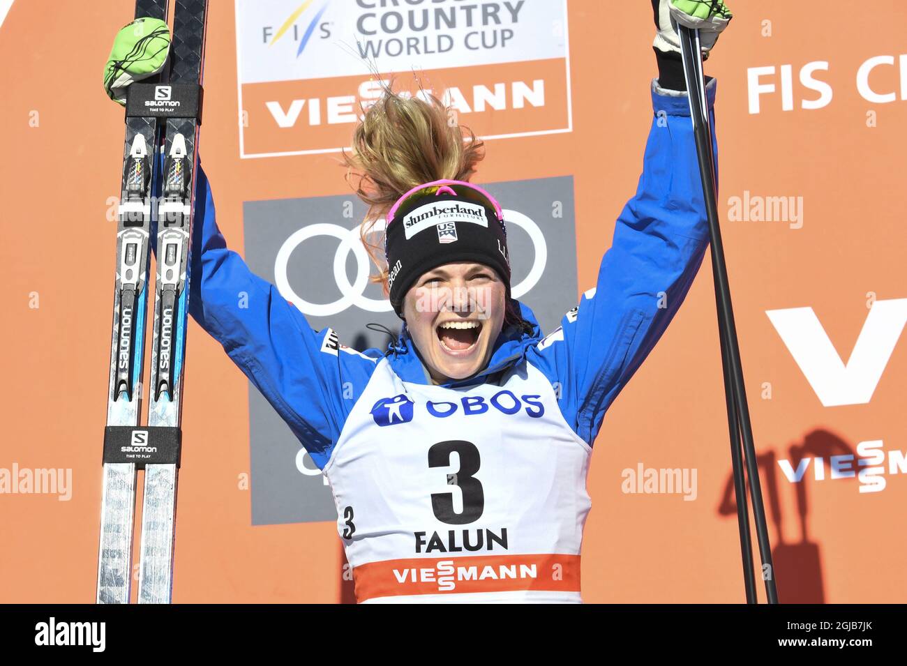 FALUN 20180318 Jessica Diggins USA feiern auf dem Podium ihren zweiten Platz in der FIS 10 km Cross Country Free Style Sonntag, 18. März 2018 in Falun Schweden. Foto: Ulf Palm / TT kod 9110 Stockfoto