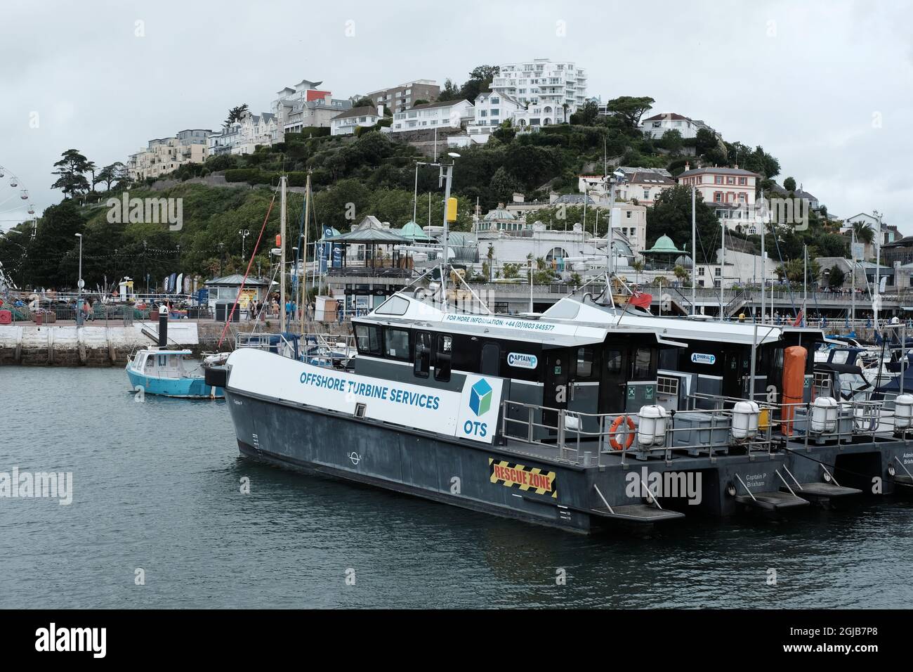 Offshore Turbine Services Schiffe im Hafen von Torquay. Stockfoto