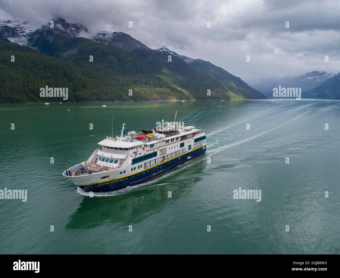 USA, Alaska, Tracy Arm-Fords Terror Wilderness, Luftaufnahme des Kreuzfahrtschiffs National Geographic Quest, das am Sommernachmittag in Endicott Arm fuhr (Edi Stockfoto