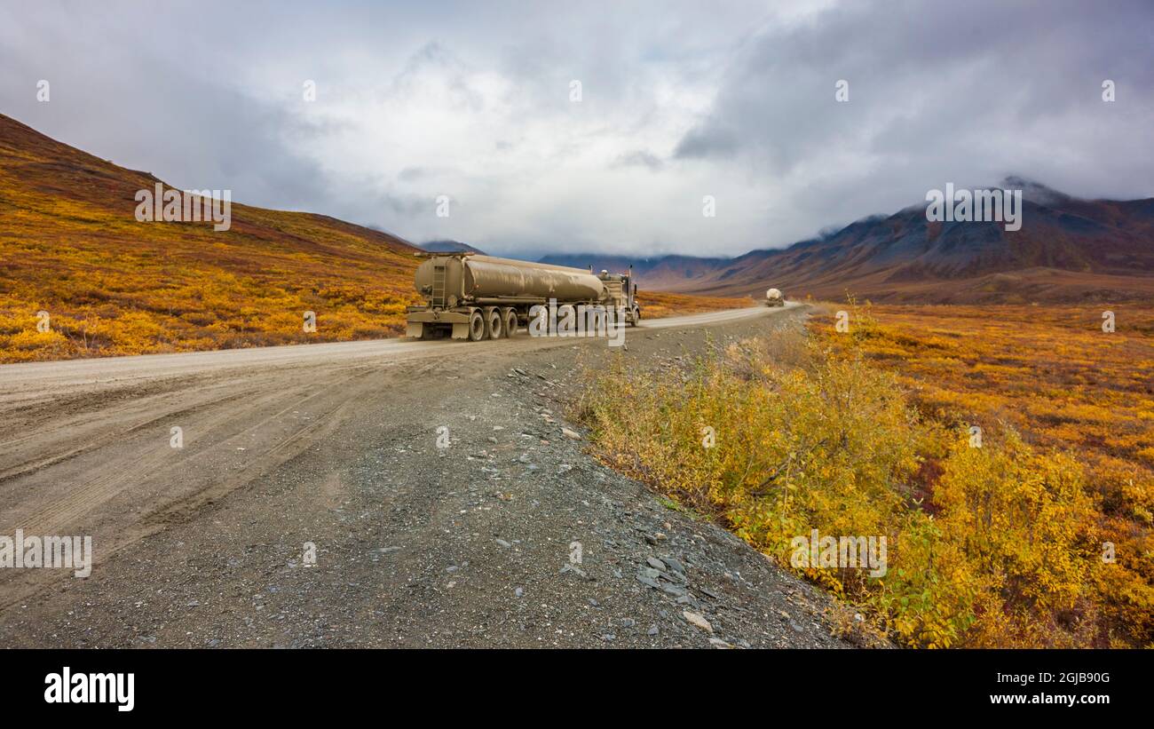 USA, Alaska. Panoramablick auf den Dalton Highway zur Prudhoe Bay am Nordhang. Stockfoto