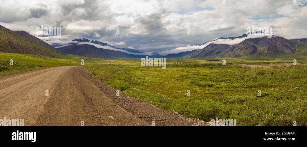 USA, Alaska. Panoramablick auf den Dalton Highway zur Prudhoe Bay am Nordhang. Stockfoto