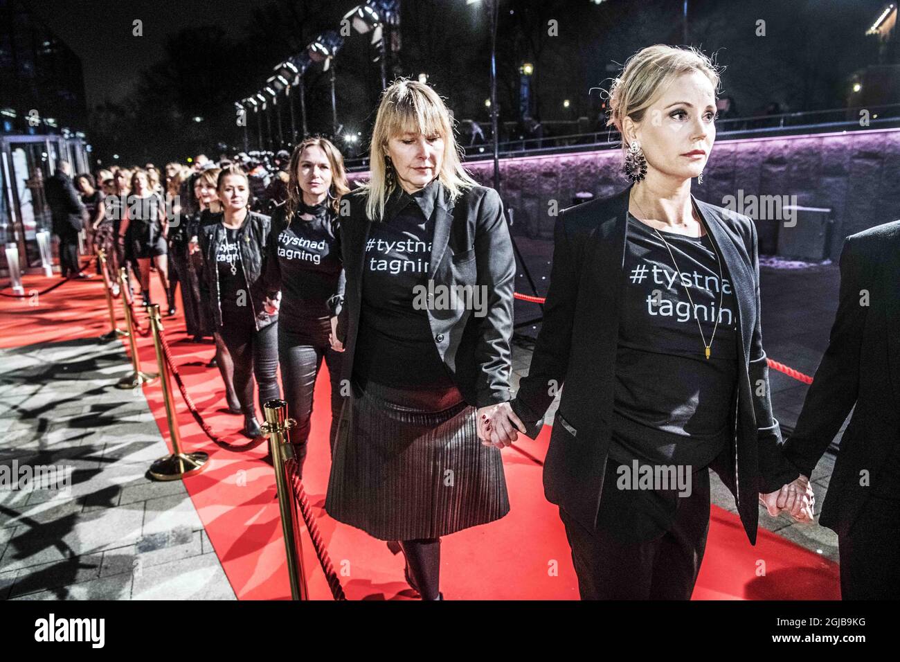 Sofia Helin und die Schauspielerinnen des Theaters rufen #tystnadtagning Hand in Hand bei den Guldbagge Awards Stockfoto