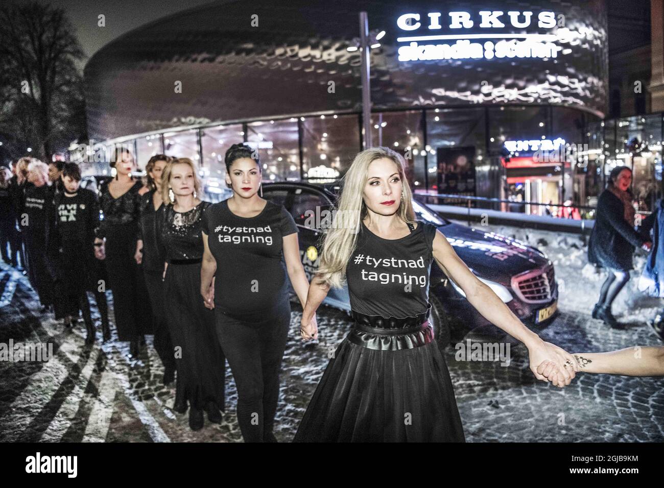 Eva Rose und die Schauspielerinnen des Theaters rufen #tystnadtagning Hand in Hand bei den Guldbagge Awards Stockfoto