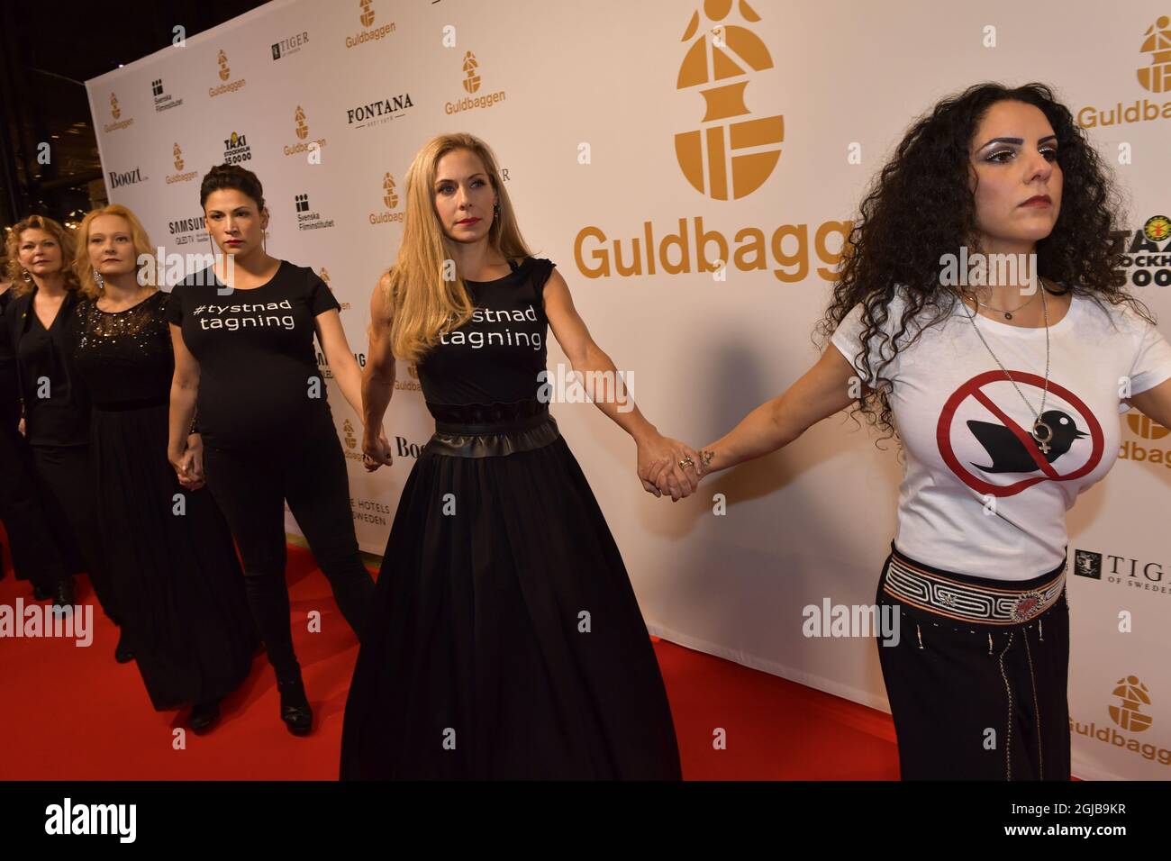Eva Rose und die Schauspielerinnen des Theaters rufen #tystnadtagning Hand in Hand bei den Guldbagge Awards Stockfoto