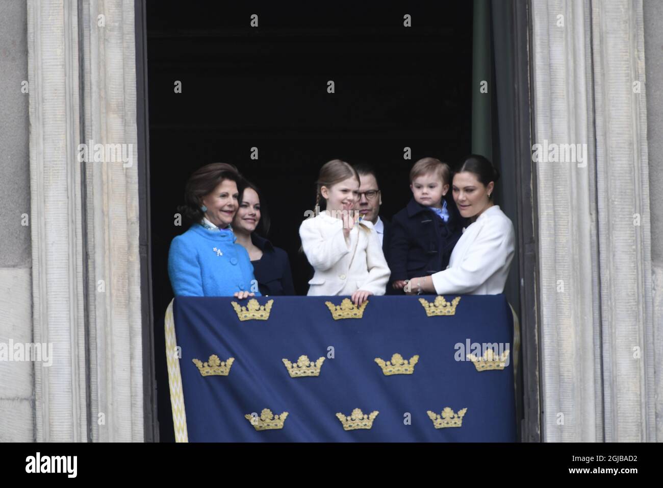 STOCKHOLM 018-04-30 Königin Silvia, Prinzessin Sofia, Prinzessin Estelle, Prine Daniel, Prinz Oscar und Kronprinzessin Victoria während der Feier des 72. Geburtstages von König Carl Gustaf im königlichen Palast-Hof in Stockholm, Schweden, am Montag. Foto Henrik Montgomery / TT kod 10060 Stockfoto