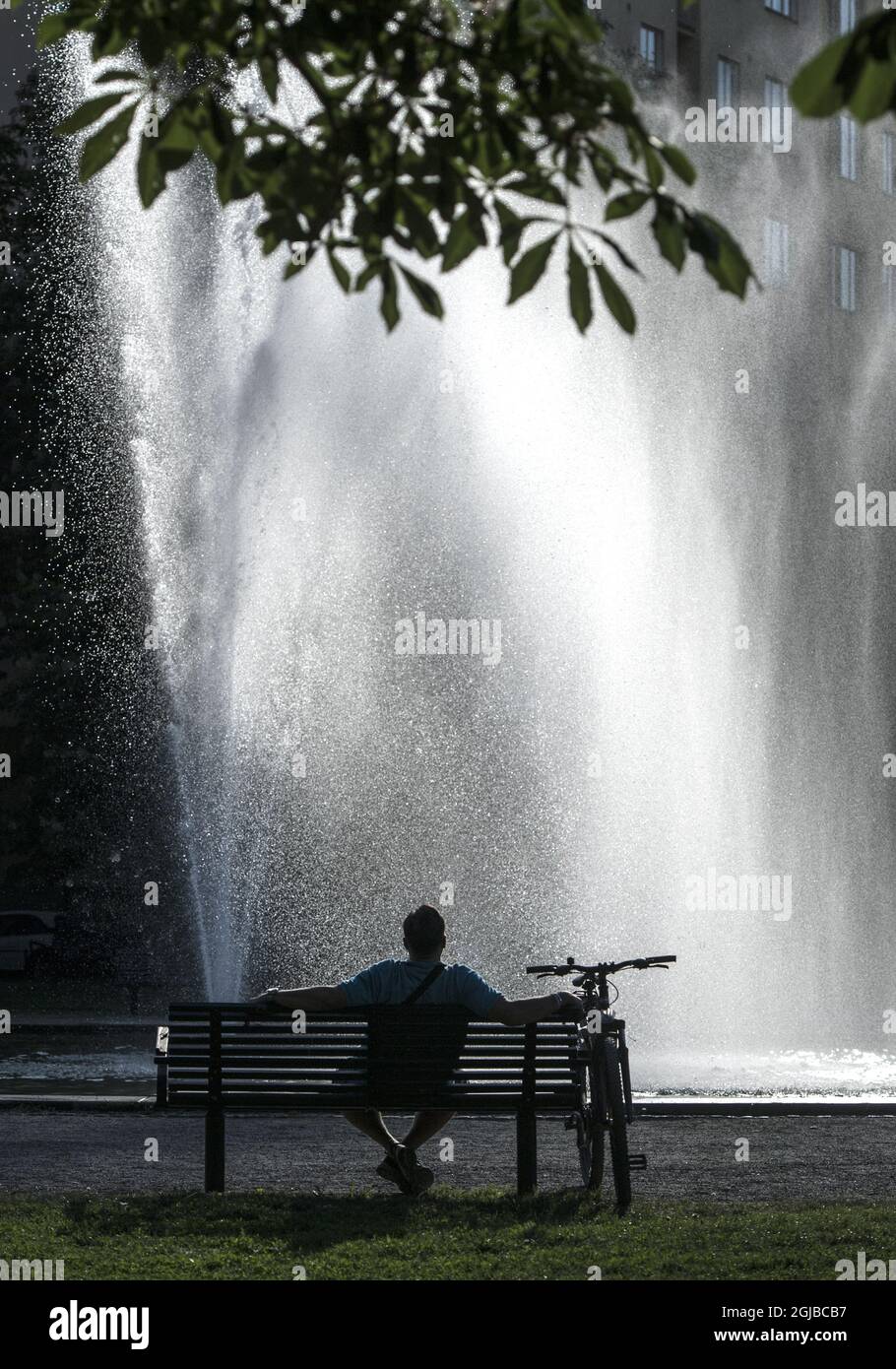 Ein Mann kühlt sich ab, der am 29. Mai 2018 neben einem Brunnen im Tessin-Park im Zentrum von Stockholm, Schweden, sitzt. Schweden hat im Mai Rekordtemperaturen erreicht. An vielen Orten des Landes war der Monat seit dem 19. Jahrhundert heißer als der Mai jedes Jahr. Foto: Anders Wiklund / TT / Code 10040 Stockfoto