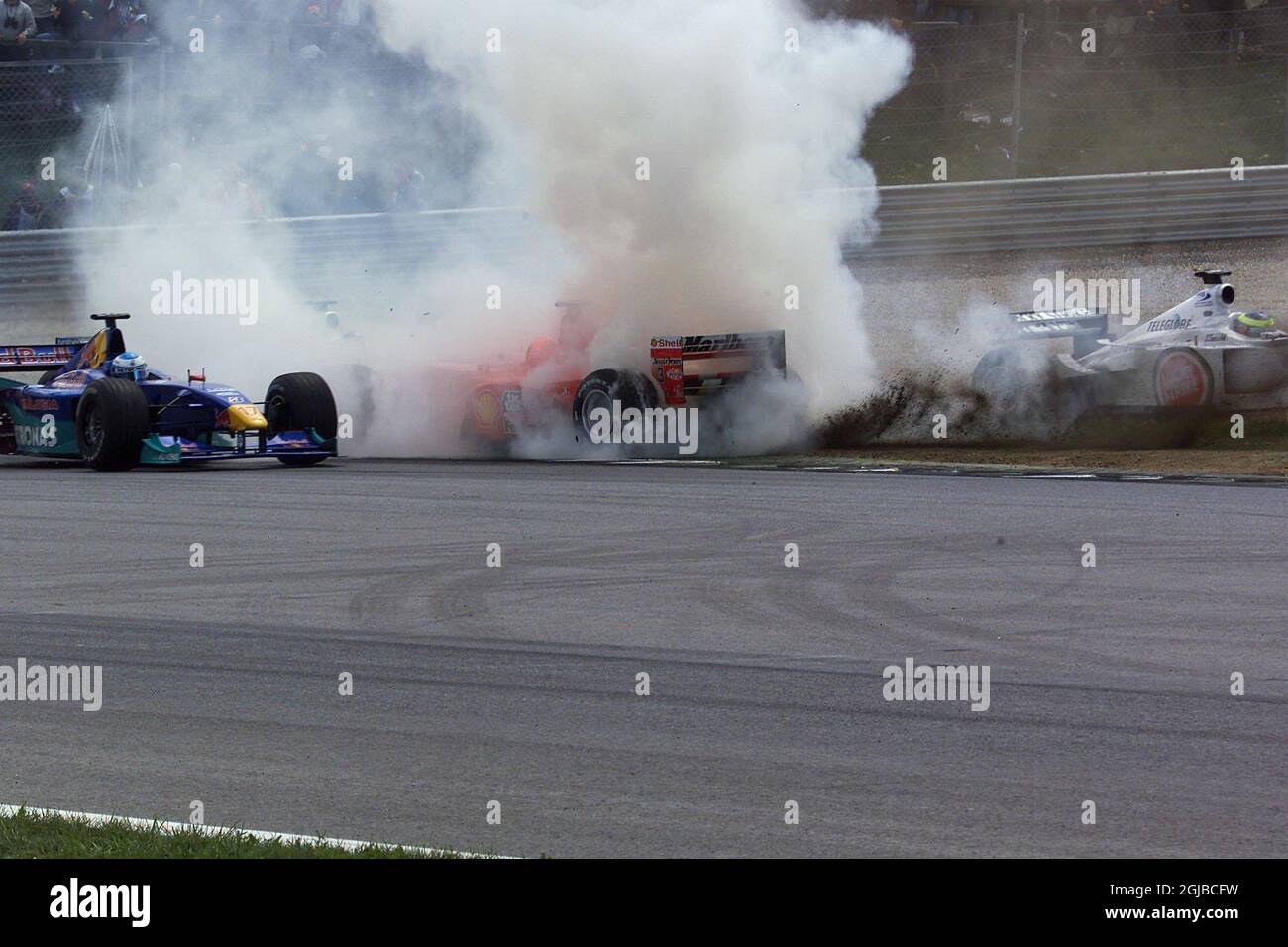 Michael Schumacher (c) dreht sich nach einem Schub von hinten von Bar's Ricardo Zonta aus Stockfoto