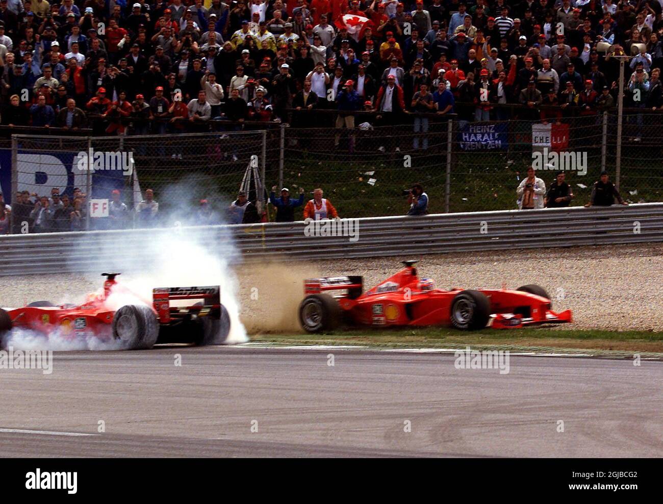 Michael Schumacher (l) dreht sich nach einem Schubs von hinten von Bar's Ricardo Zonta aus Stockfoto