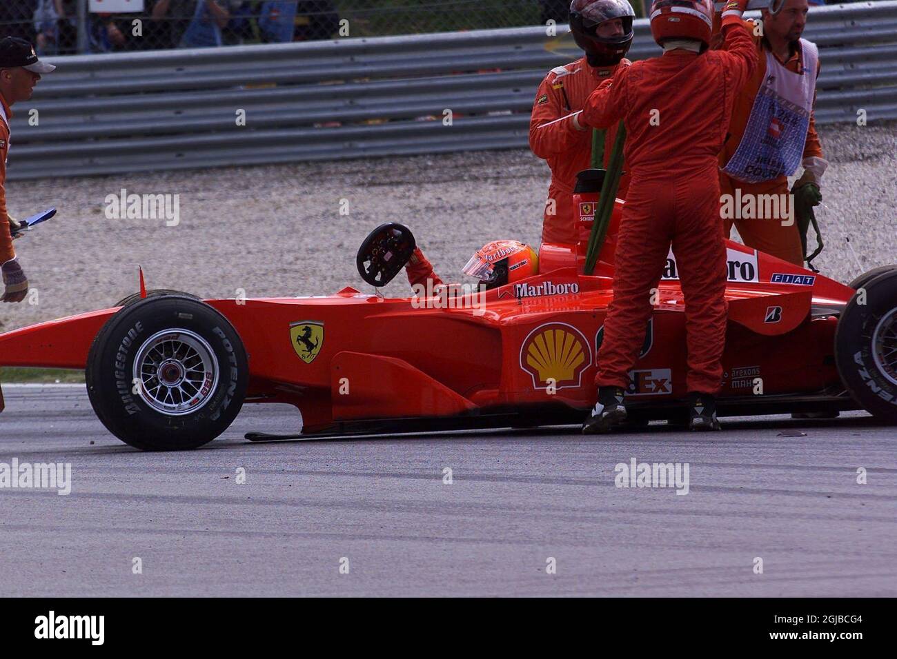 Michael Schumacher steigt aus seinem Ferrari aus, nachdem er von Bars Ricardo Zonta von hinten angekupelt wurde Stockfoto