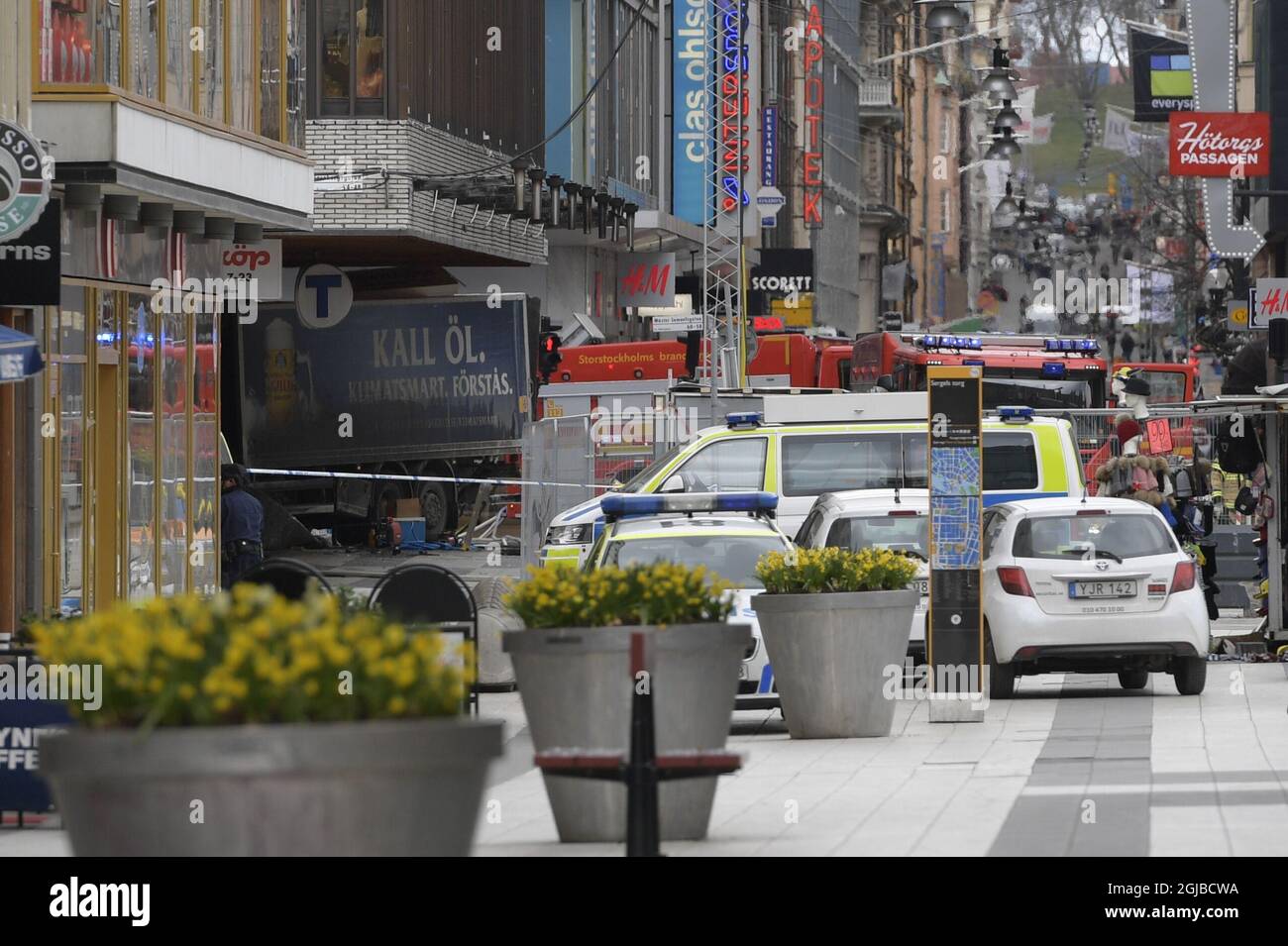 Ein Aktenbild vom 07. April 2017 zeigt einen Lastwagen, der in ein Kaufhaus im Zentrum von Stockholm, Schweden, abgestürzt ist. Ein Mann fuhr mit einem Lastwagen auf einer Fußgängerstraße in ein Kaufhaus und tötete bei dem Angriff fünf Personen. Der verurteilte Täter, der usbekische Rakhmat Akilov, wird heute am 07. Juni 2018 seinem Verurteilten gegenüberstehen. Foto: Anders Wiklund / TT / Code 10040 Stockfoto