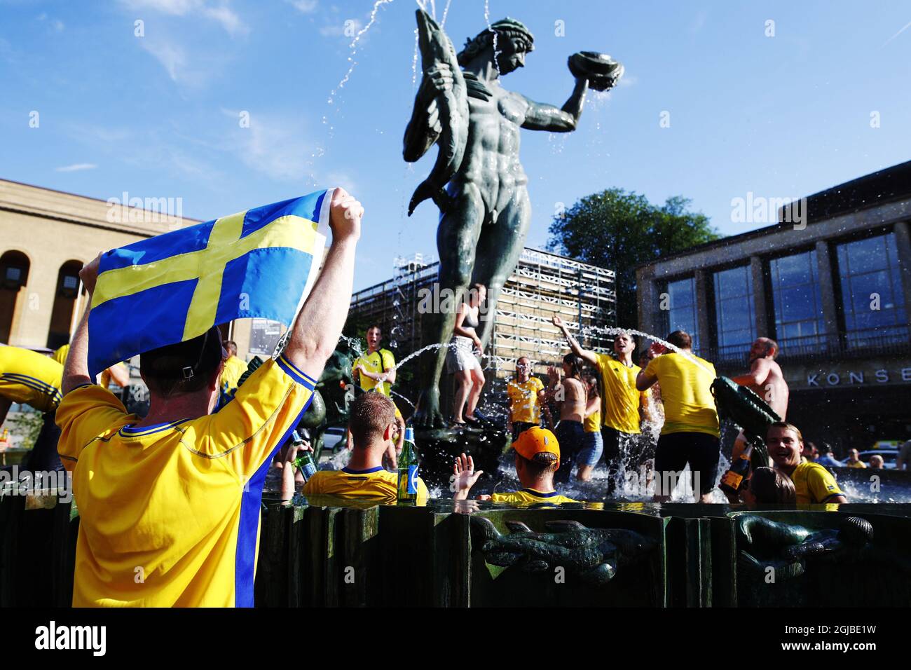 Schwedische Fußballfans feiern, nachdem Schweden beim Fußballspiel der Gruppe F in Russland 2018 gegen Mexiko gewonnen hat und am 27. Juni 2018 in einem Brunnen auf dem Gotaplatsen im Zentrum von Göteborg, Schweden, gebadet hat. Foto: Thomas Johansson / TT / Code 9200 Stockfoto