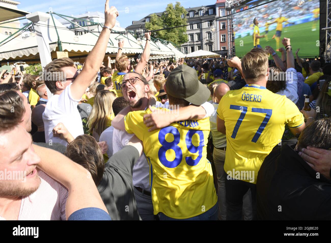 Schwedische Fußballfans feiern, nachdem Schweden beim Fußballspiel der Gruppe F in Russland 2018 gegen Mexiko geschossen hat, als sie das Spiel am 27. Juni 2018 auf einer großen Leinwand im Freien in Norra Bantorget im Zentrum von Stockholm, Schweden, ansehen. Foto: Fredrik Sandberg / TT / Code 10080 Stockfoto