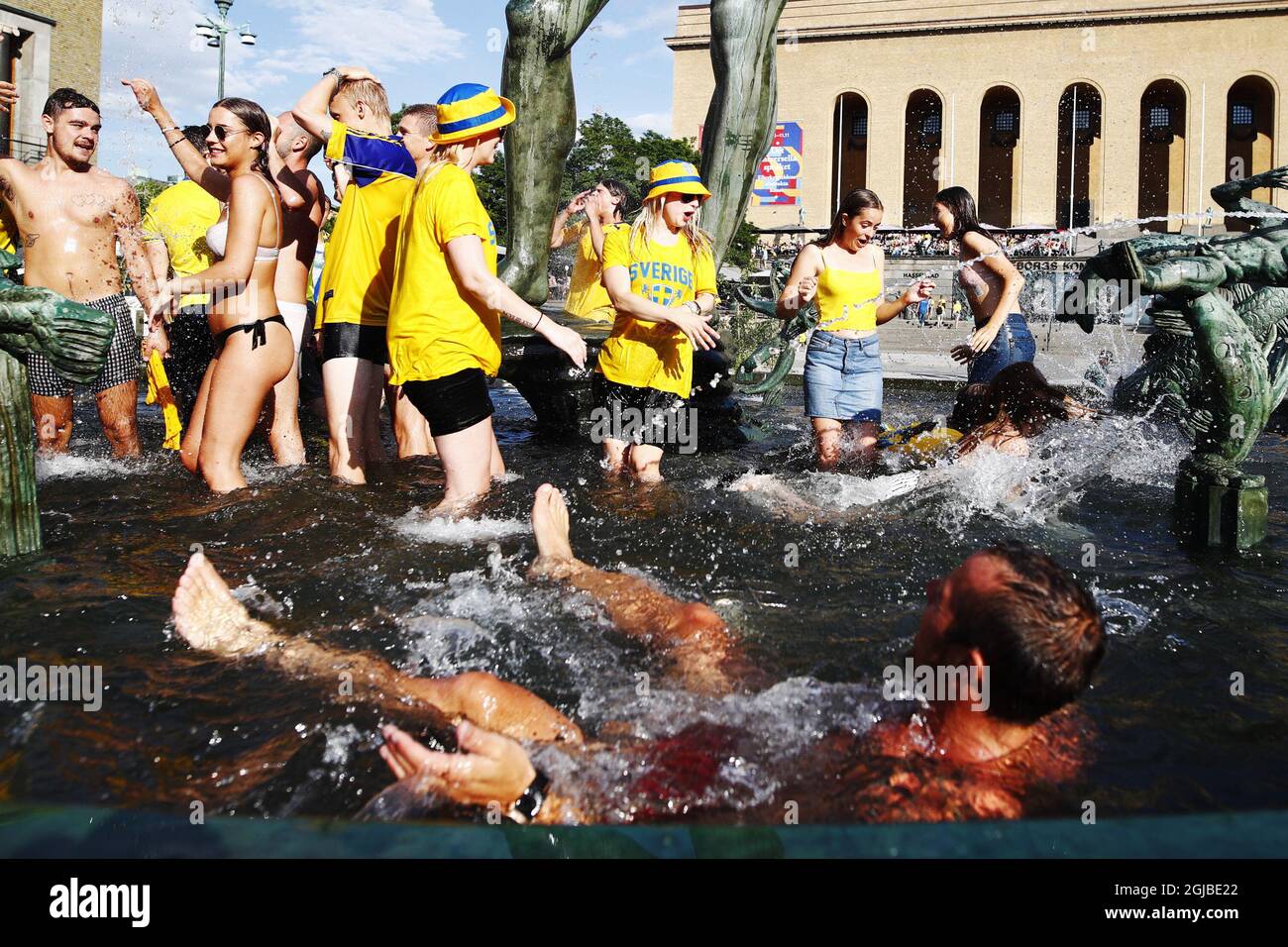 Schwedische Fußballfans feiern, nachdem Schweden beim Fußballspiel der Gruppe F in Russland 2018 gegen Mexiko gewonnen hat und am 27. Juni 2018 in einem Brunnen auf dem Gotaplatsen im Zentrum von Göteborg, Schweden, gebadet hat. Foto: Thomas Johansson / TT / Code 9200 Stockfoto