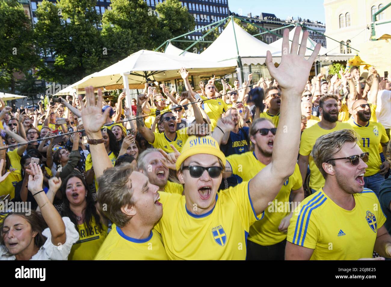 Schwedische Fußballfans feiern, nachdem Schweden beim Fußballspiel der Gruppe F in Russland 2018 gegen Mexiko gewonnen hat, als sie das Spiel am 27. Juni 2018 auf einer großen Leinwand im Freien in Norra Bantorget im Zentrum von Stockholm, Schweden, ansehen. Foto: Fredrik Sandberg / TT / Code 10080 Stockfoto