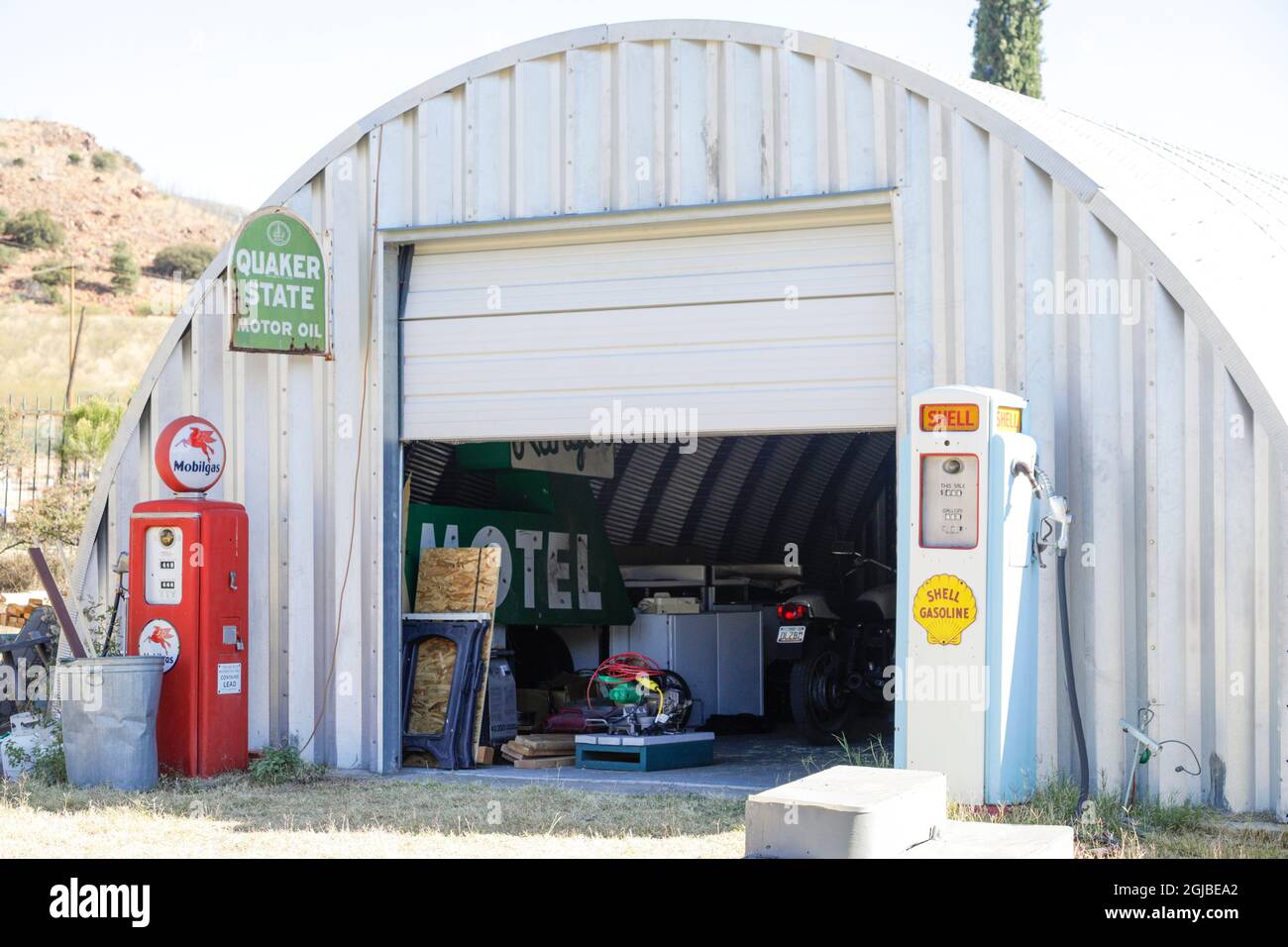 Bisbee, Arizona. Gebäude im Quonset-Hit-Stil, das als Garage genutzt wurde. (Nur Für Redaktionelle Zwecke) Stockfoto