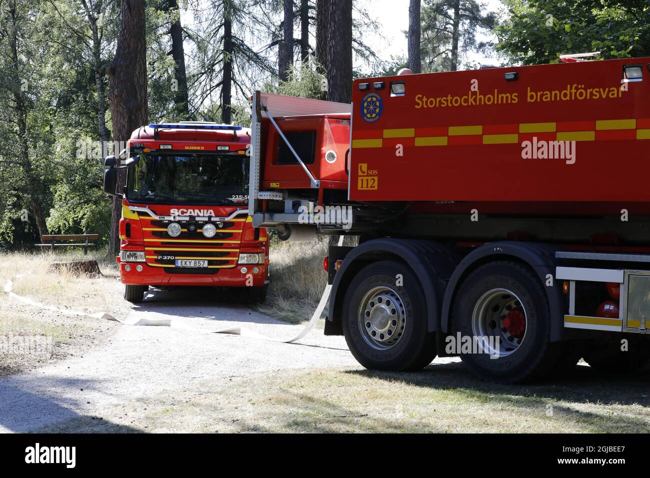 STOCKHOLM 2018-07-14 Feuerwehrmänner bei der Arbeit in der Nähe des Haga-Palastes von Kronprinzessin Victoria im Norden Stockholms, Schweden, Samstag. In der Nähe des Palastes brannte etwa tausend Quadratmeter Rasen. Foto: Christine Olsson / TT / kod 10430 Stockfoto