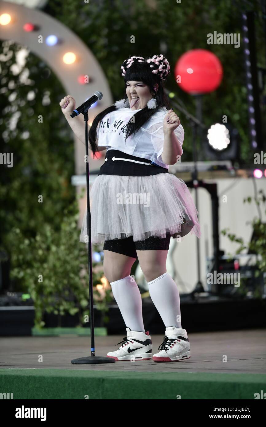 Stockolm 20180731 Eurovision Song Contest Gewinner 2018 Netta aus Israel tritt während der schwedischen Sommer-tv-Unterhaltungsshow 'Allsang pa Skansen' im Freilichtmuseum Skansen in Stockholm am 31. Juli 2018 auf. Foto: Stina Stjernkvist / TT /kod 11610 Stockfoto