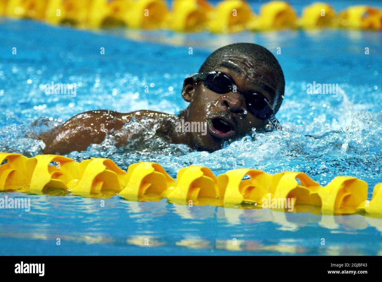 Eric Moussambani aus Äquatorialguinea schlüpft während seiner Hitze nach Luft. Er war der einzige Konkurrent, nachdem die beiden anderen Schwimmer für einen Fehlstart disqualifiziert wurden. Er beendete die Hitze in einer Rekordlangsamste Zeit von 1m52,72Sekunden, aber er gewann eine stehende Ovation von der Kapazität Menge. Stockfoto