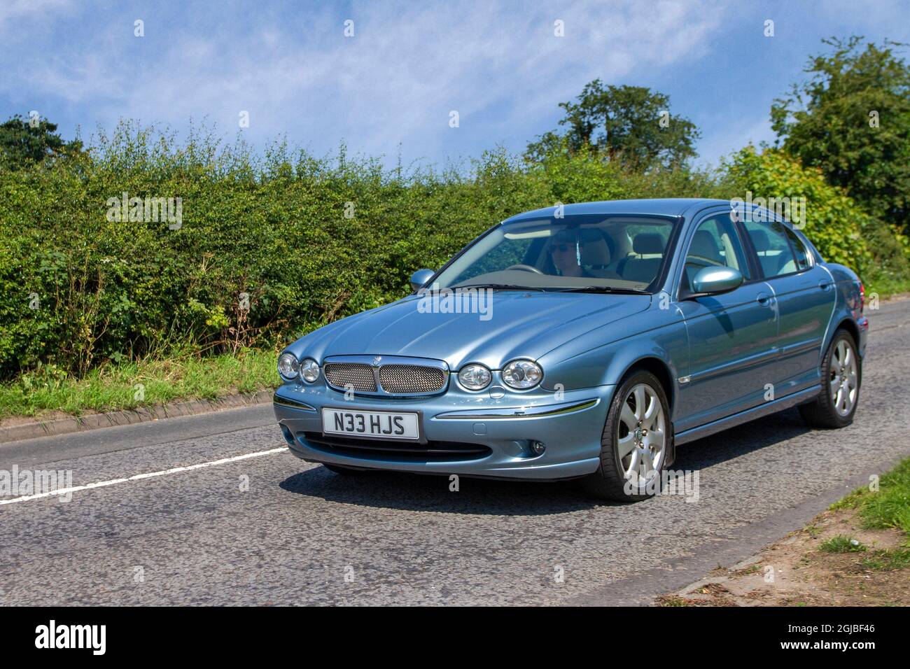 2006 blaue Jaguar X-Type V6 SE 4-Türer, viertürige Limousine auf dem Weg zur Capesthorne Hall Classic Car Show im Juli in Cheshire, Großbritannien Stockfoto