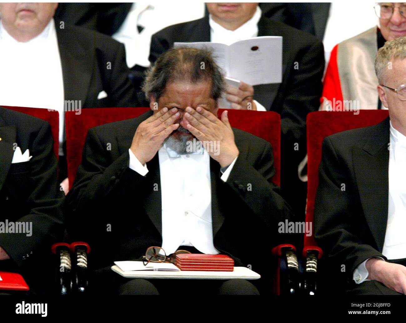 STOCKHOLM 011210 - britischer Schriftsteller Sir V.S. Naipaul wischt sich die Nase, nachdem er scheinbar geweint hatte, als er am Montag, den 10. Dezember 2001, den Nobelpreis für Literatur vom schwedischen König in der Konzerthalle in Stockholm, Schweden, erhielt. Foto: Henrik Montgomery / TT / Kod: 1066 Stockfoto
